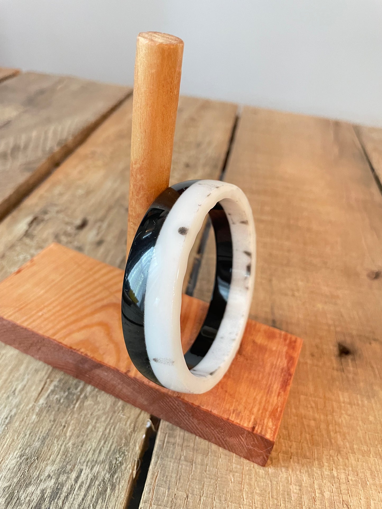 resin bracelet, black, white, circle, side view